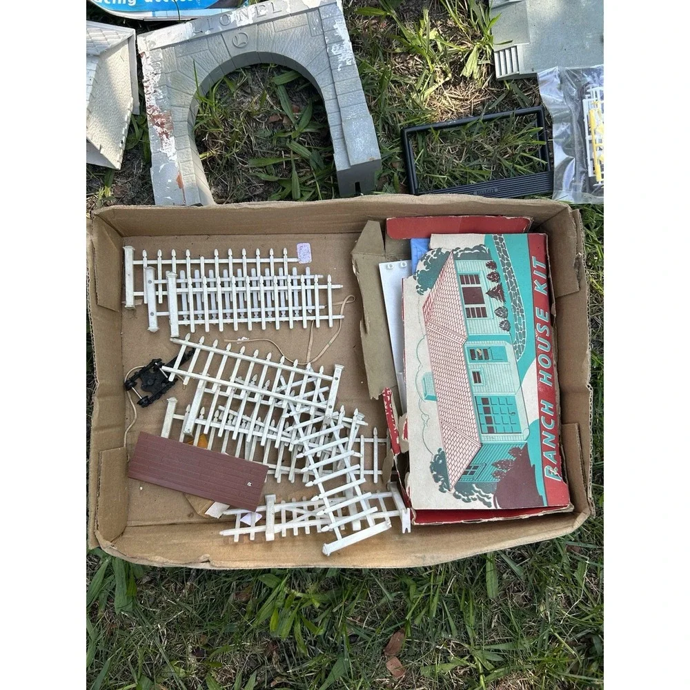 Vintage HO Scale Model Buildings Bridges Lot Plasticville Lionel Bachmann Etc